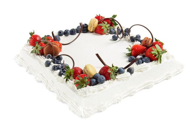 Kohupiimatort värskete marjade ja makroonidega