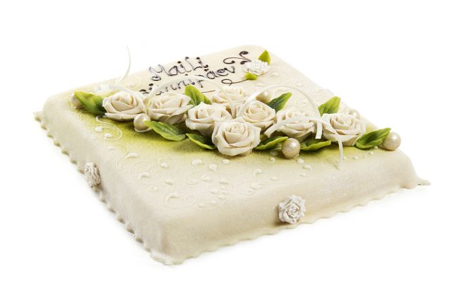 Kohupiima-martsipanitort roosidega