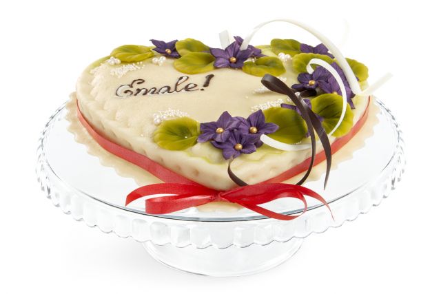 Südamekujuline kohupiima-martsipanitort