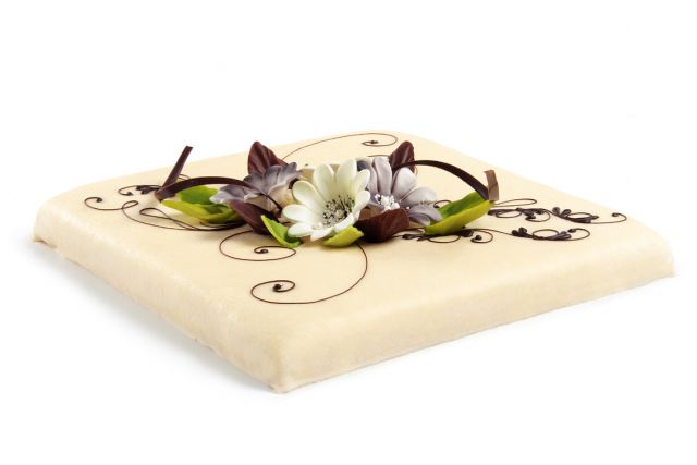 Kohupiima-martsipanitort lilledega